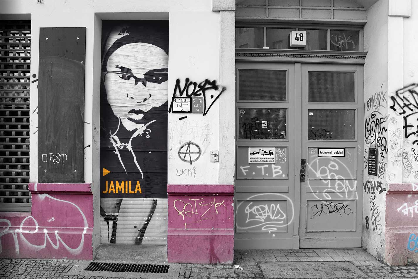 Foto/Illustration Kreuzberger Ladenfassade mit Jamila als Paste-Up