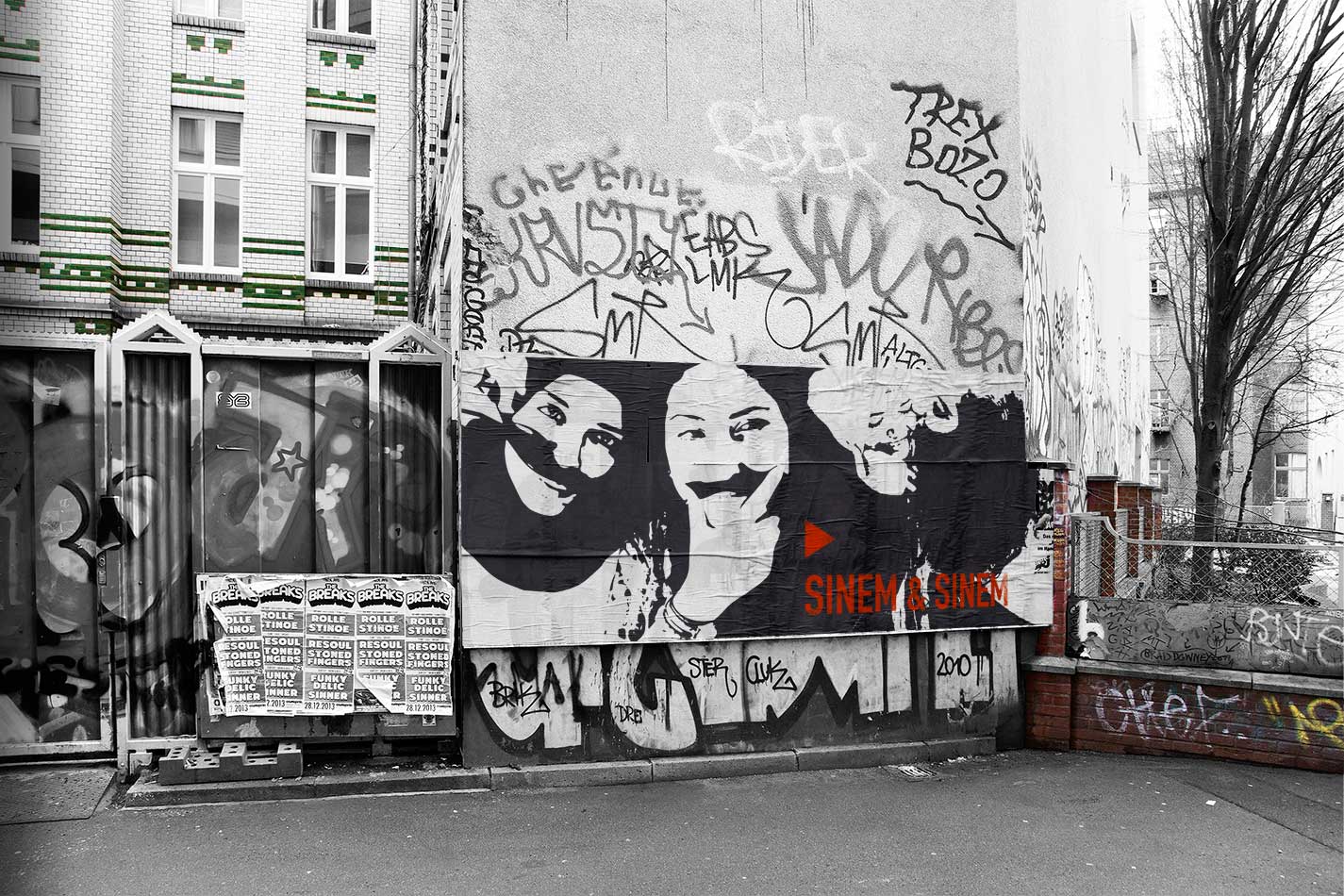 Foto/Illustration Kreuzberger Hinterhof mit Sinem & Sinem als Paste-Up